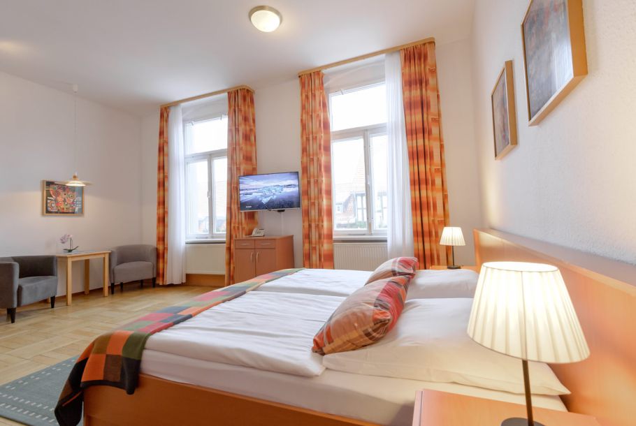 Die Appartments zählen zu den größeren Zimmern im Appart Hotel Wernigerode. Hier zu sehen ist der Schlafbereich.