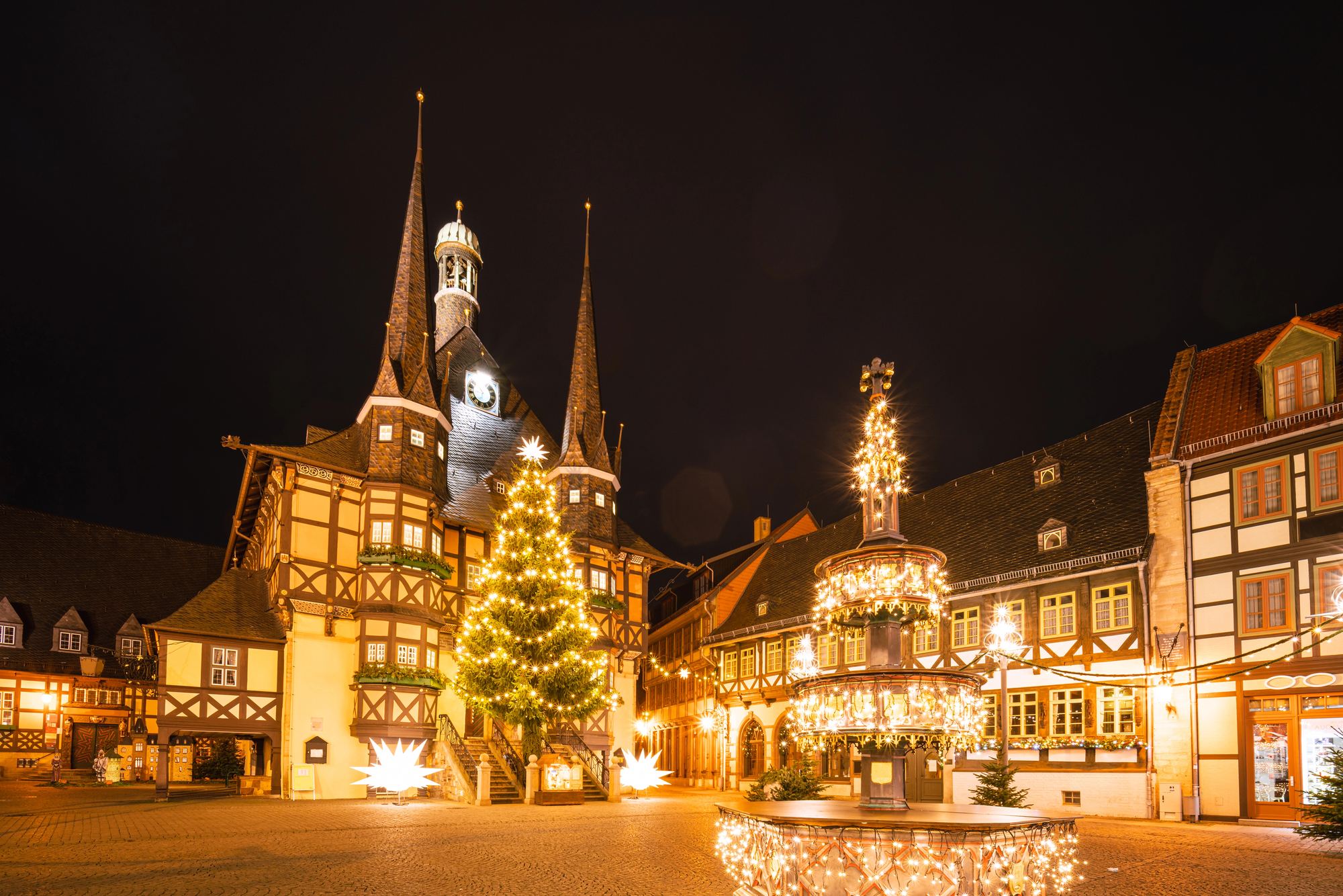 Weihnachtlich beleuchtetes Rathaus und Weihnachtsmarkt in Wernigerode bei Nacht