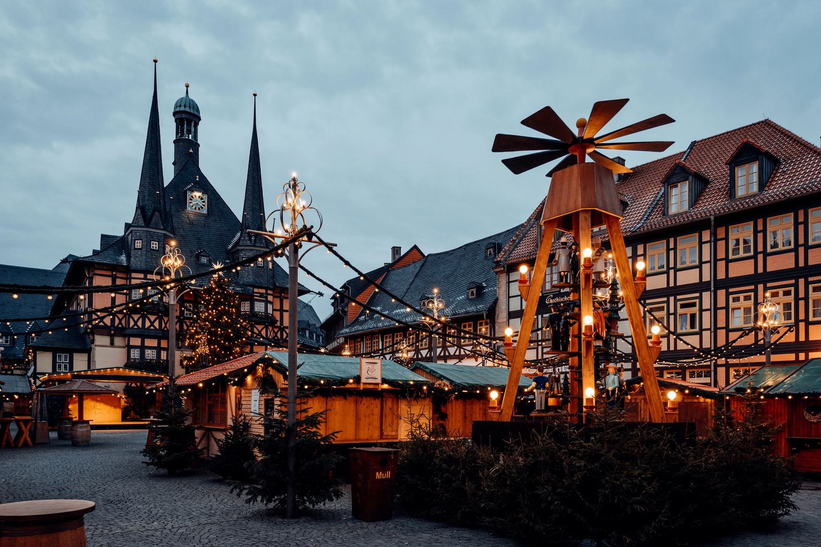 Weihnachtsmarkt mit Pyramide auf dem Marktplatz Wernigerode – Weihnachtsarrangement im Altwernigeröder Apparthotel